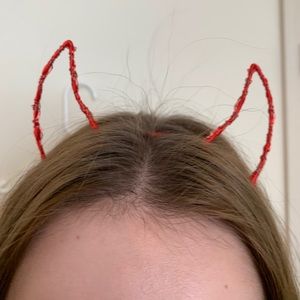devil horns